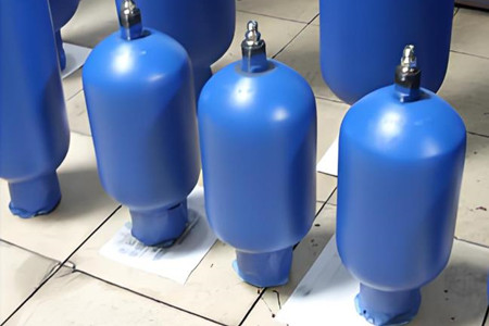 搜蓄能器出現(xiàn)油箱噴油的現(xiàn)象，如何解決？