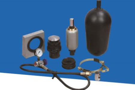 蓄能器出現(xiàn)油箱噴油的現(xiàn)象，如何解決？